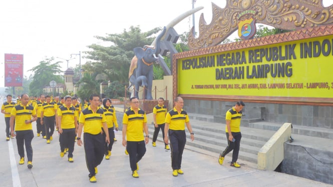 Personel Polda Lampung melakukan jalan sehat.