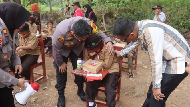 Tangis isak salah seorang siswi SD di Pulau Rimau.