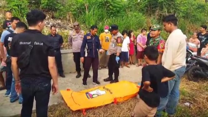 Polisi mengevakuasi jasad wanita paruh baya tewas.