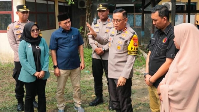 Kapolda Lampung saat mengunjungi gudang KPU Tulang Bawang.