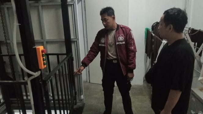 Polisi mendatangi lokasi kecelakaan kerja lift barang.