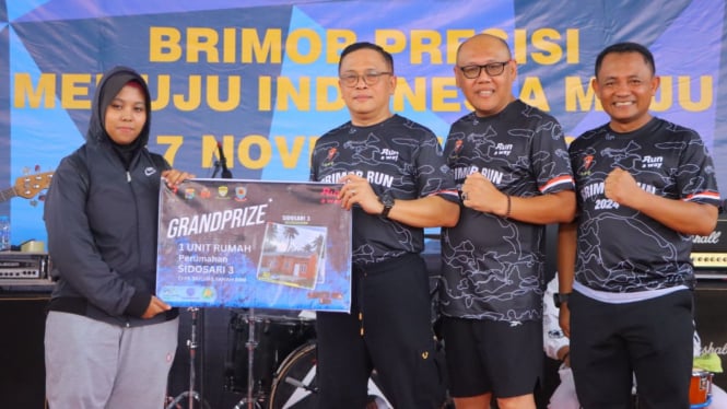 Kapolda Lampung memberikan grandprize rumah.