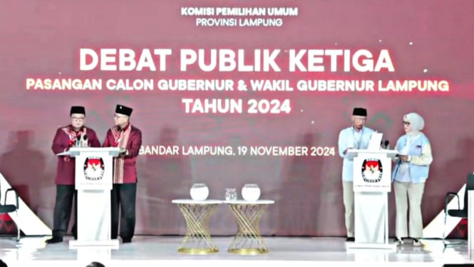 Kedua pasangan calon saat berdebat