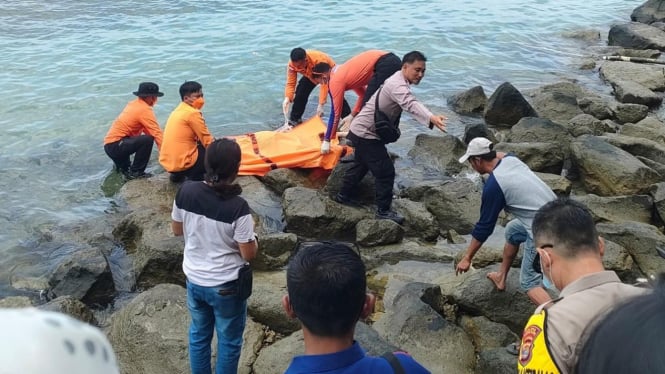 Petugas mengevakuasi mayat di Pantai Canti, Lampung Selatan.