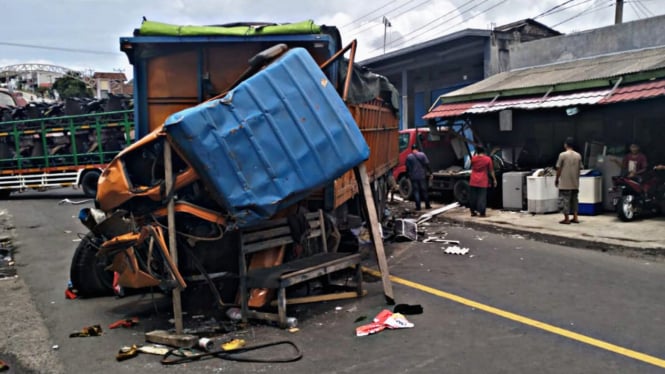 Truk yang terlibat kecelakaan