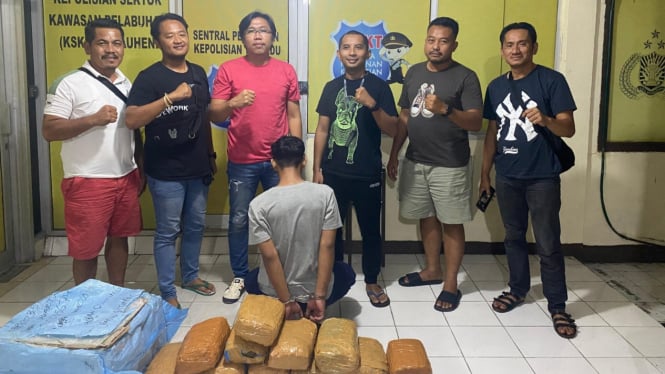 Upaya penyelundupan narkoba jenis ganja digagalkan polisi.