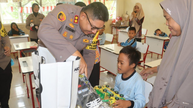 Bocah SD terpencil di Kecamatan Kalianda diberi makan gratis bergizi.