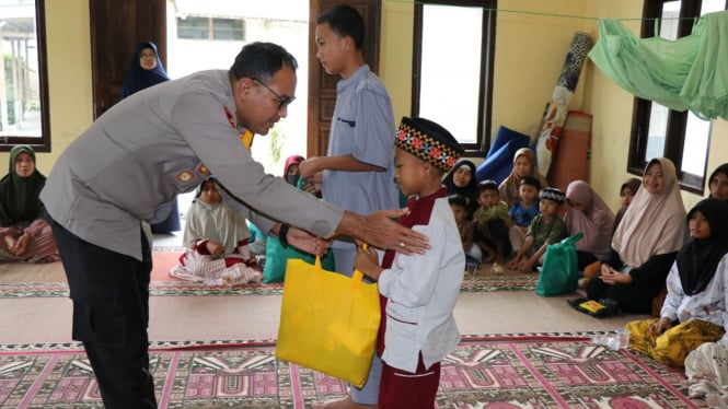 Kapolres Lampung Barat berbagi kebahagiaan di Baitul Quran Salimah.