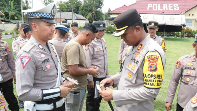 Kapolres Tulang Bawang melakukan pengecekan senjata api anggotanya