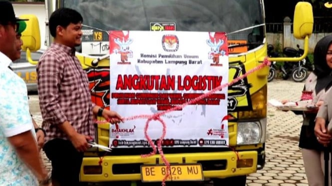 KPU Lampung Barat melepas logistik pilkada serentak 2024.