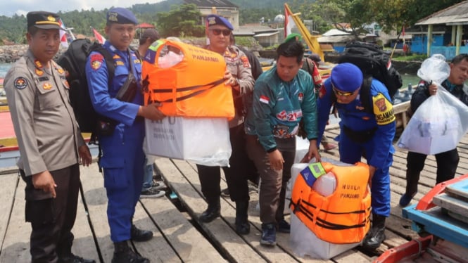 Petugas mengirim logistik ke pulau-pulau terpencil.