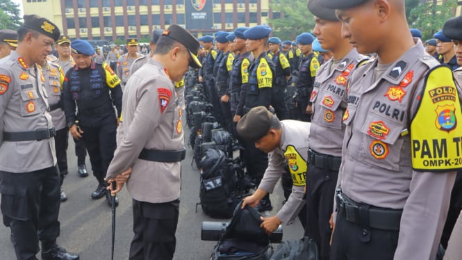 Kapolda Lampung mengecek perlengkapan personil pengamanan TPS.