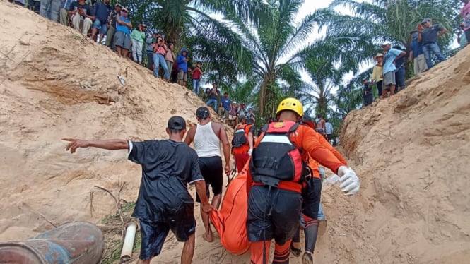 Tim SAR gabungan mengevakuasi penambang pasir tewas tenggelam.