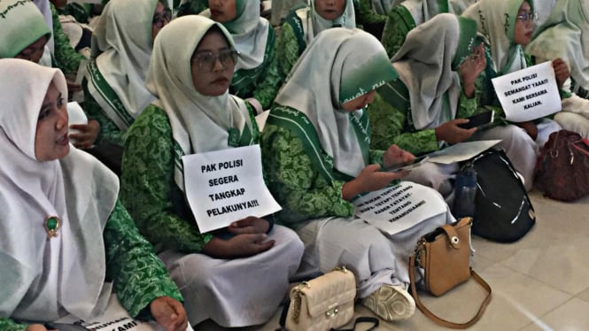 Massa aksi Fatayat NU membawa tulisan berisi tuntutan