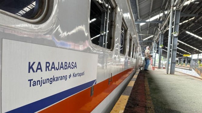 Kereta api Rajabasa relasi Tanjungkarang-Kertapati .