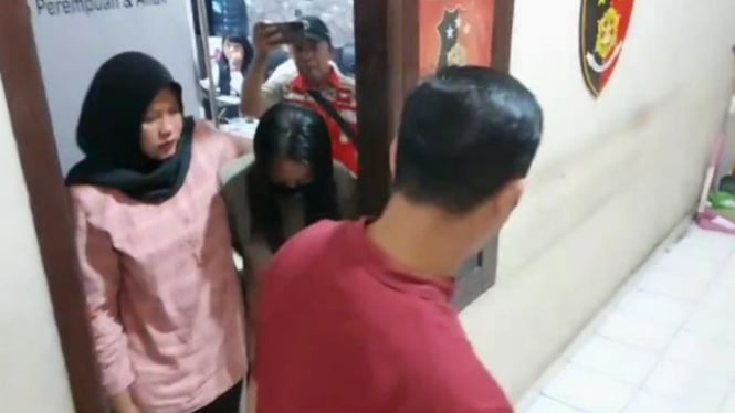 Polisi menangkap IRT aniaya korban hingga kemaluannya dilumuri cabai.