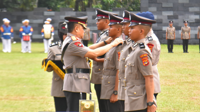 Kapolda Lampung, Irjen Pol Helmy Santika melantik 301 siswa Bintara.