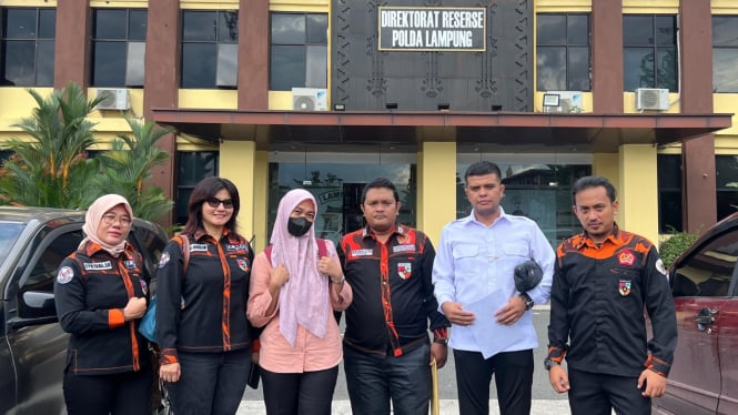 Ibu korban dan tim kuasa hukum mendatangi Polda Lampung.