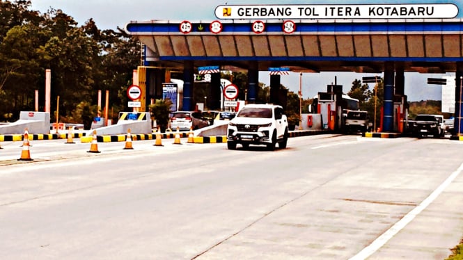 Kendaraan saat keluar dari GT ITERA Kotabaru