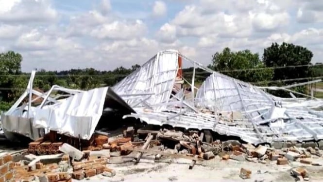 Atap bangunan Sekolah Dasar (SD) di Kota Metro, Lampung roboh.