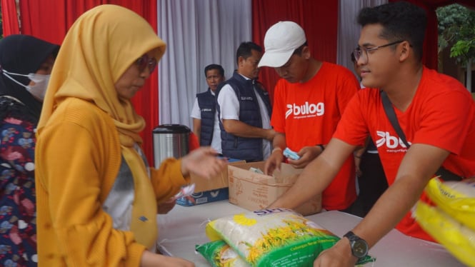 Polda Lampung menggelar pasar murah jelang Nataru 2025.