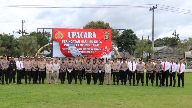 Polres Lampung Barat menggelar upacara peringatan hari Ibu.