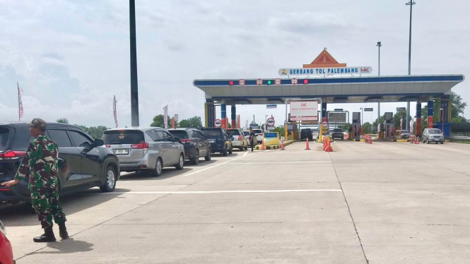 Peningkatan kendaraan libur nataru di gerbang Tol Palembang.