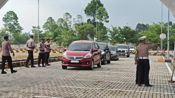 Petugas kepolisian melakukan penyekatan kendaraan.