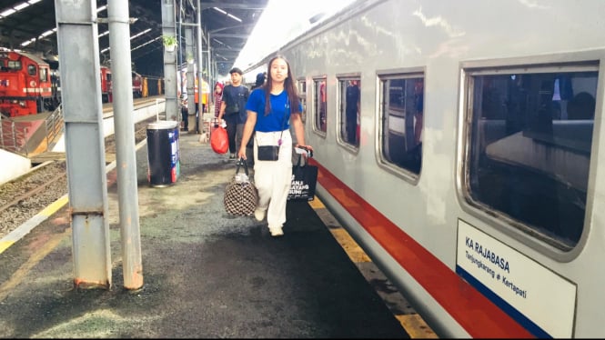 Penumpang saat hendak menaiki Kereta Api di Stasiun Tanjungkarang