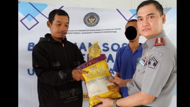 Warga binaan Lapas Kotabumi menerima bantuan sosial.