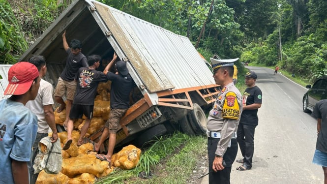 Truk Box sebabkan kecelakaan beruntun di Jalur Wisata Pesawaran.