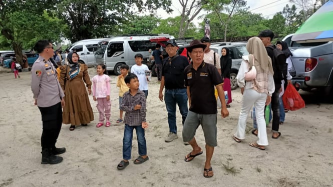 Polisi mengimbau wisatawan untuk waspada cuaca ekstrem di Pantai.