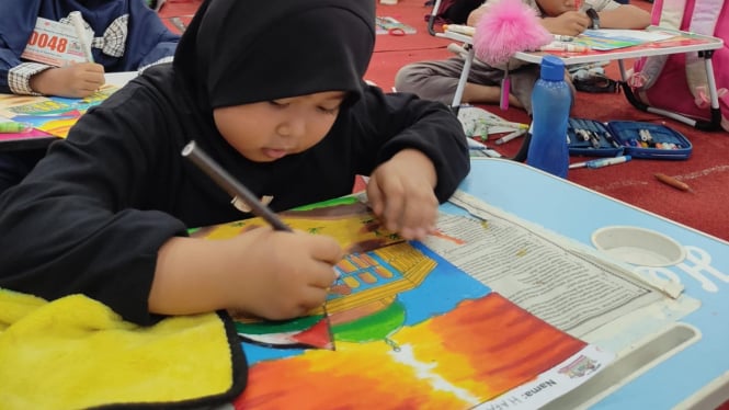 Lomba mewarnai anak-anak bertema Palestina.