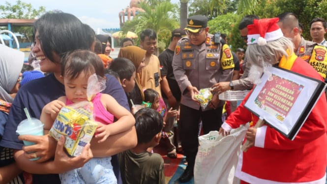 Polisi bawa kejutan, Sinterklas ramaikan liburan Anak-anak di Pantai