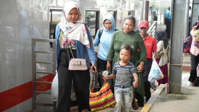 Aktivitas penumpang di Stasiun Tanjungkarang