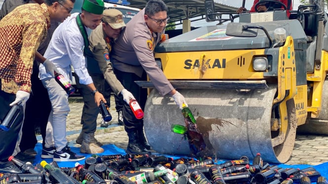 Polres Lampung Selatan musnahkan barang bukti Miras.