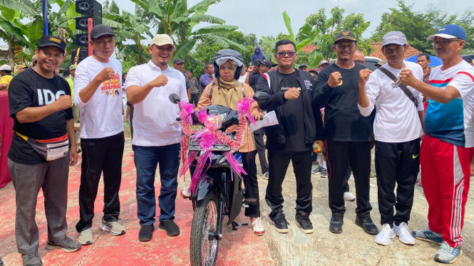 Penyerahan doorprize jalan sehat HUt ke-91 Desa Pasuruan