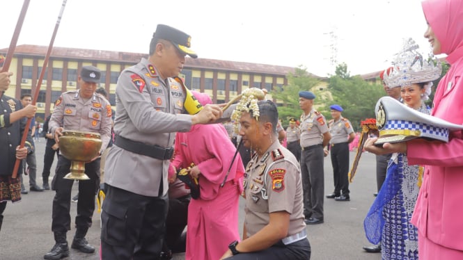 Prosesi upacara kenaikan pangkat personel Polda Lampung.