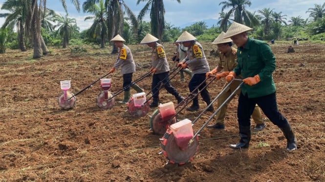 Polda Lampung dan masyarakat wujudkan swasembada pangan.