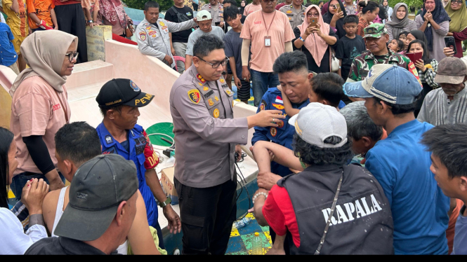 Kapolres Lampung Selatan evakuasi anak terpelosok di Waterboom .