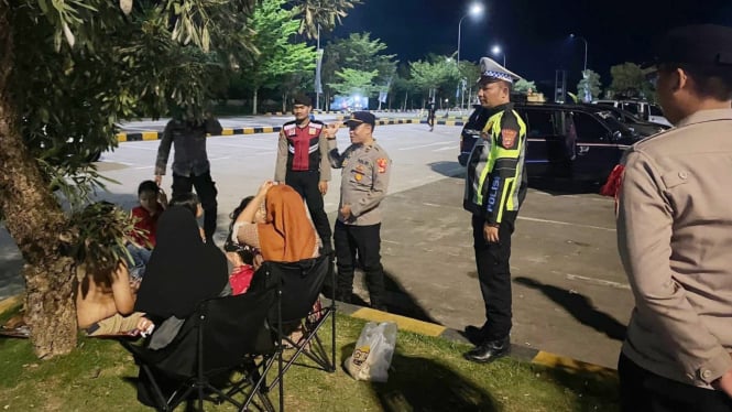 Polisi mendatangi pemudik di rest area 208A Tol Terpeka