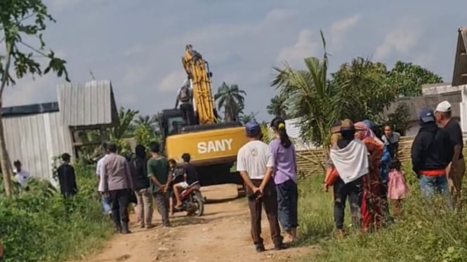 Proses pembongkaran rumah yang dilakukan