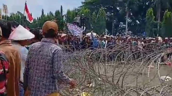 Demo petani menarik kawat berduri di Pemprov Lampung.