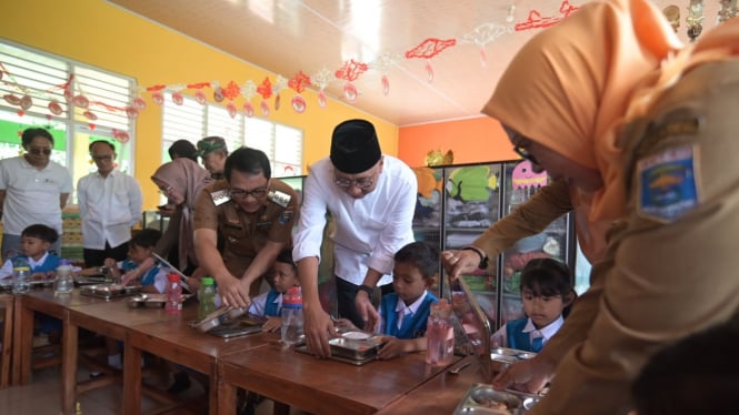 Mirza, Gubernur Lampung terpilih memantau MBG di Kota Metro.