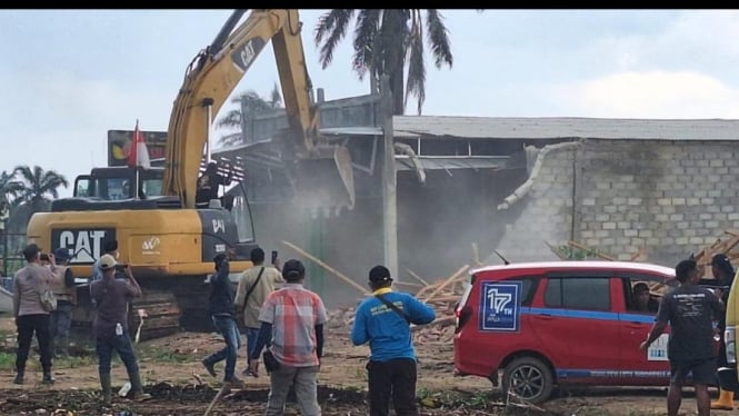 Proses pengosongan lahan milik PTPN VII di Kampung Pelita, Natar.