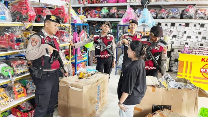 Samapta Polres Tulang Bawang menggelar patroli jalan kaki.