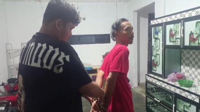 Polisi menangkap tukang sate cabuli anak kandung di Lampung Utara.