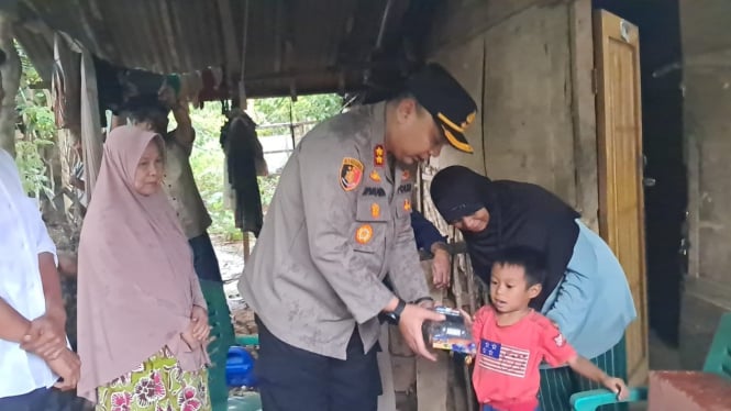 Polres Tanggamus beri bantuan bedah rumah dan paket bahan pokok.