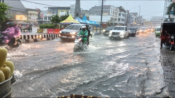 Banjir di sekitaran Tugu Juang,