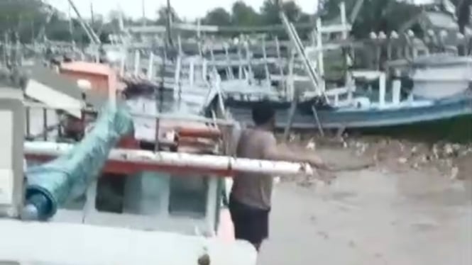 Kapal nelayan hanyut terbawa arus banjir.